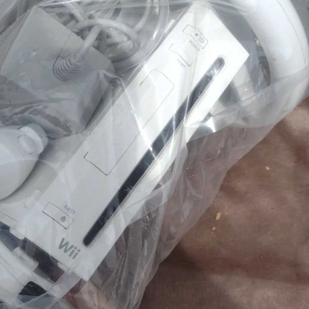 Wii White Gaming system &Accessories Bundle